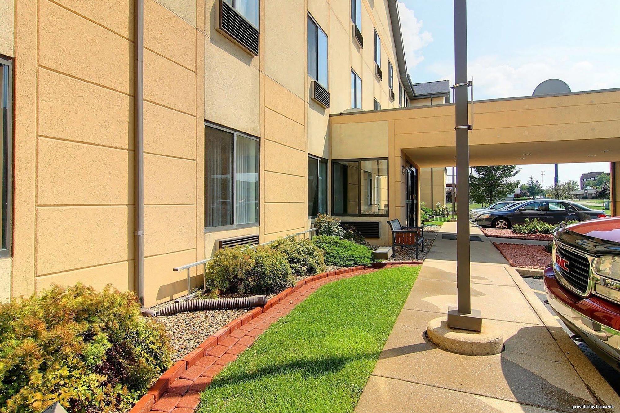 Inn & Suites Merrillville Exterior photo